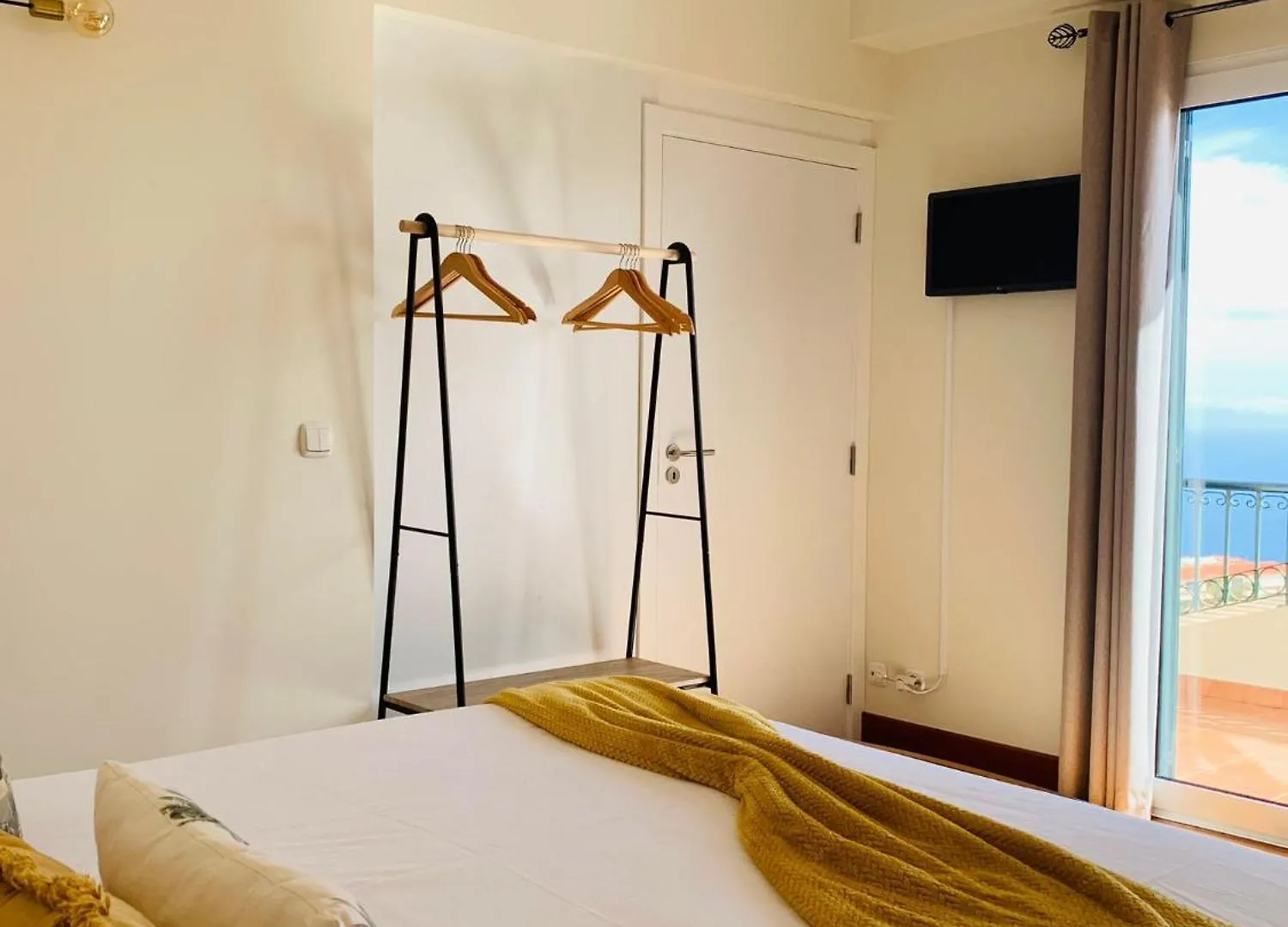 Pensionat Namaste House I Hotell Relogio do Poiso